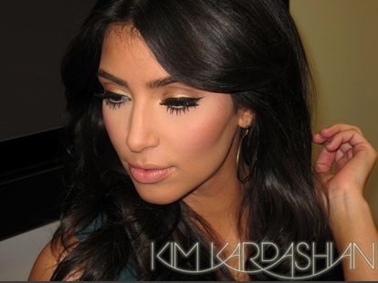 VIDEO Invata cu Kim Kardashian cum sa obtii un machiaj smokey eyes! Partea II