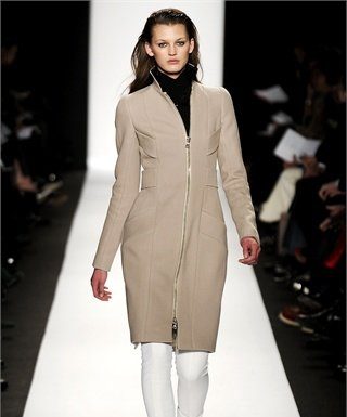 Trenciurile camel la moda printre vedete