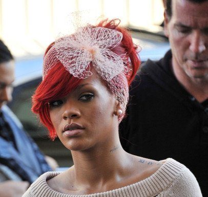 Nou look Rihanna: sexy si feminin