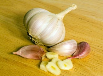 Usturoiul combate acneea si punctele negre