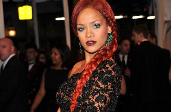 Vezi look-ul Rihannei la Met Gala 2011