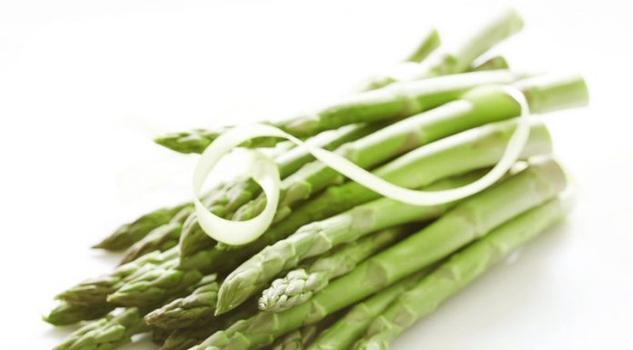 Salata de dieta – Salata de orez cu somon, mazare si sparanghel