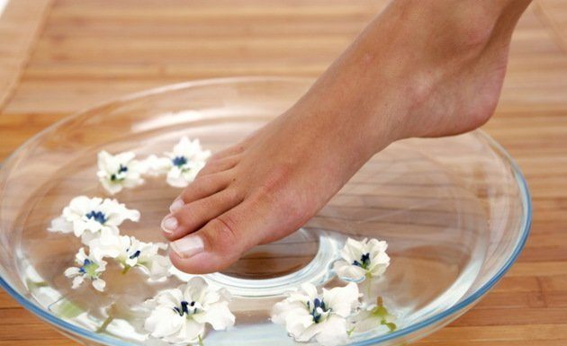 Trucuri simple pentru a preveni călcâiele crăpate