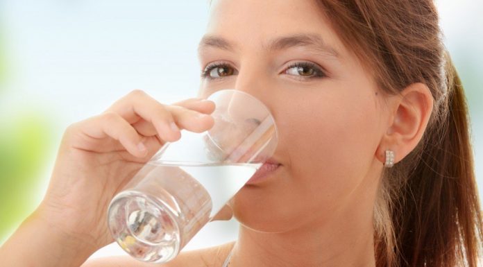 5 beneficii ale consumului de apă dimineața