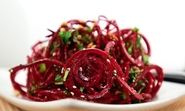 Cum să prepari o salată din sfeclă roșie